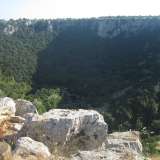 E� qui che la guida ci spiega che il cammino che stiamo percorrendo calpesta un suolo formato da una roccia carbonatica del Cretaceo: il calcare di Altamura